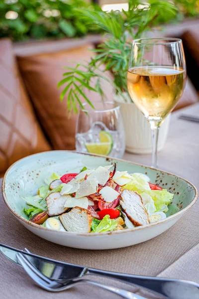 Plano Vertical Una Porción Ensalada César Con Una Copa Vino — Foto de Stock