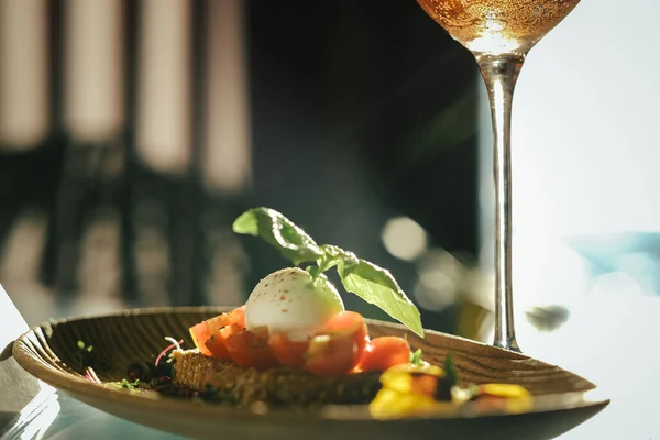 Primer Plano Una Comida Decorada Con Tomates Albahaca Con Una — Foto de Stock