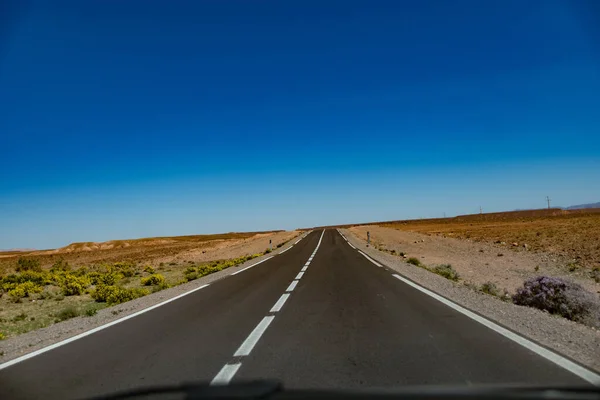 Una Vista Panorámica Camino Asfalto Rodeado Desierto Sobre Fondo Azul — Foto de Stock