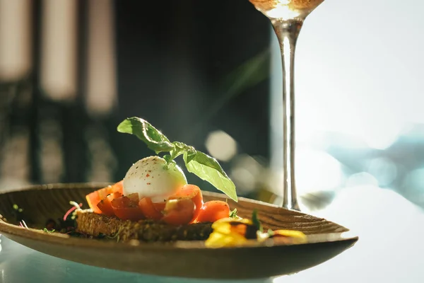 Primer Plano Una Comida Decorada Con Tomates Albahaca — Foto de Stock