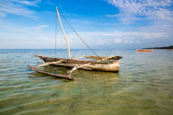 Красивый Вид Брошенной Старой Лодки Поверхности Воды Пляже Солнечный День — стоковое фото