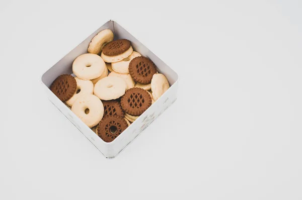 灰色の背景の箱に閉じ込められたショットのPfチョコレートとバニラクッキー — ストック写真