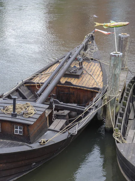Een Verticaal Schot Van Een Houten Vissersboot Afgemeerd Door Rivier — Stockfoto
