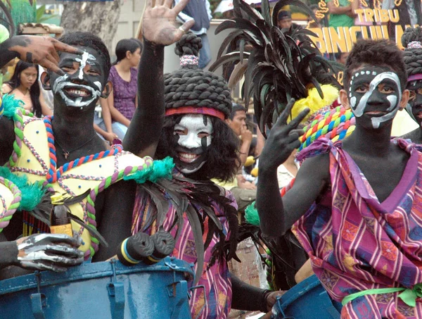 Bacolod Philippines Ιουλ 2021 Κλείσιμο Παραδοσιακών Χορευτών Πολύχρωμο Φεστιβάλ Στο — Φωτογραφία Αρχείου
