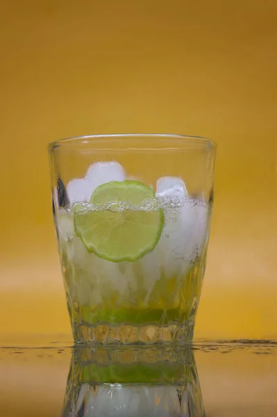 Ein Glas Frisches Getränk Mit Limetten Und Eiswürfeln — Stockfoto