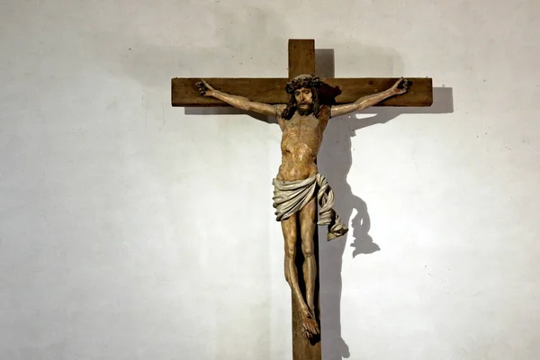 Közelkép Egy Fából Faragott Keresztre Feszített Jézus Krisztusról Fehér Alapon — Stock Fotó