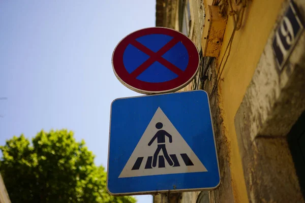 Nahaufnahme Eines Verkehrszeichens Mit Verschwommenem Hintergrund — Stockfoto