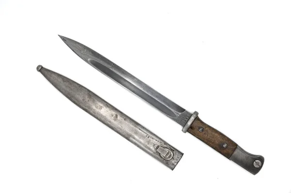 Detailní Záběr Bajonetového Nože Nasazení Pušku Druhé Světové Války Bílém — Stock fotografie