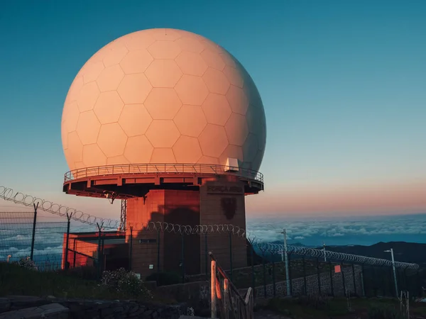 Een Close Van Het Meteorologische Radarstation Bij Zonsondergang Madeira — Stockfoto