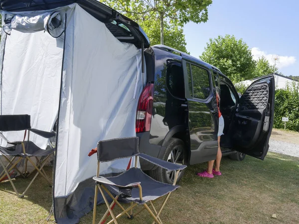 Camping Avec Une Tente Fixée Sur Véhicule — Photo