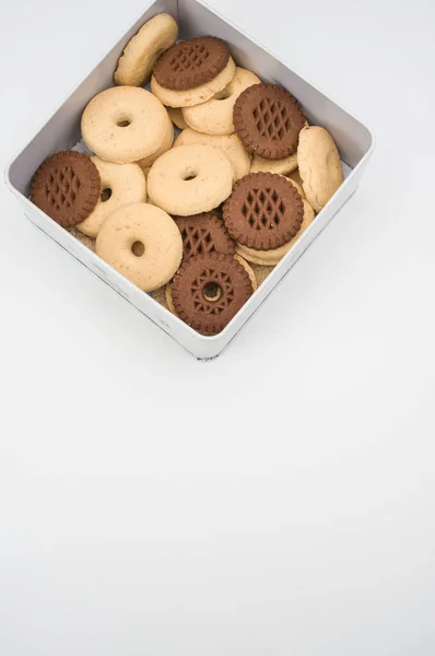 Tiro Vertical Biscoitos Uma Caixa Fundo Laranja — Fotografia de Stock