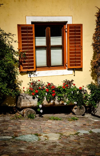 Detailní Záběr Rustikálního Okna Dřevěnými Okenicemi Dřevěným Květináčem Slunci — Stock fotografie