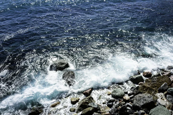 Yazın Kayalara Vuran Yüksek Açılı Deniz Dalgaları — Stok fotoğraf