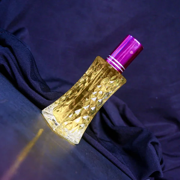 Een Close Van Een Parfum Met Gele Vloeistof Een Zwarte — Stockfoto