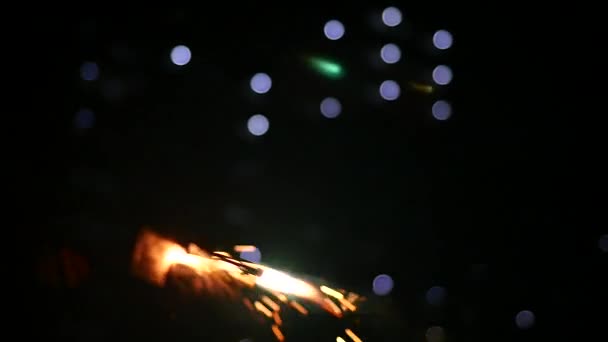Людина Запалює Блискавки Темряві — стокове відео