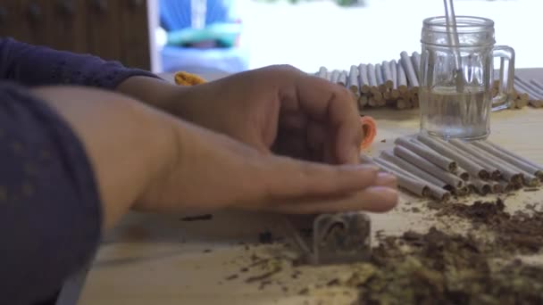 Tabaco Vez Maço Cigarros Uma Pessoa Enrolando Cigarro — Vídeo de Stock