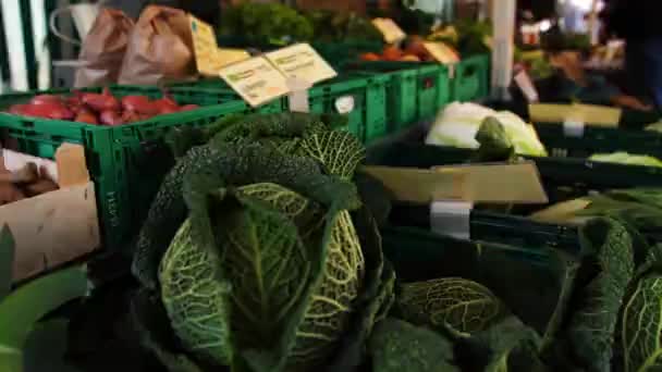 Frisches Gemüse Auf Dem Markt — Stockvideo