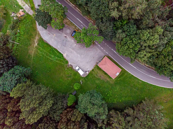 Uma Vista Aérea Uma Estrada Longa Estreita Cercada Por Altas — Fotografia de Stock