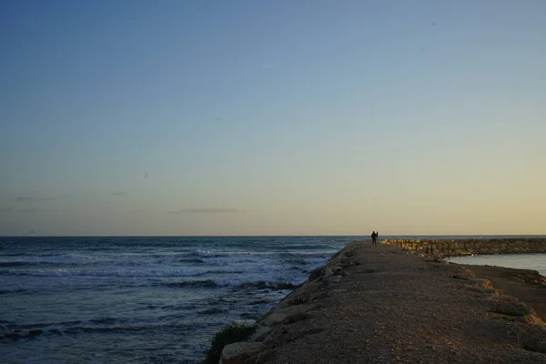 Les Gens Faisant Une Promenade Par Une Belle Mer Avec — Photo