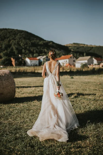 Plan Vertical Une Mariée Avec Petit Bouquet Dans Champ Ensoleillé — Photo