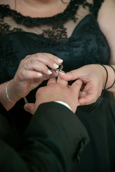 Nevěsta Černých Šatech Dává Ženichův Prst Prsten Během Jejich Svatebního — Stock fotografie