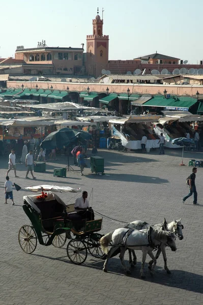 Marrakesh Morocco Jul 2021 Tiro Vertical Pessoas Barracas Mercado Movimentado — Fotografia de Stock