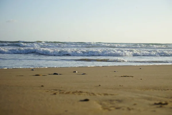 Detailní Záběr Krásné Moře Pěnivými Vlnami Valící Řítící Písečné Pláži — Stock fotografie