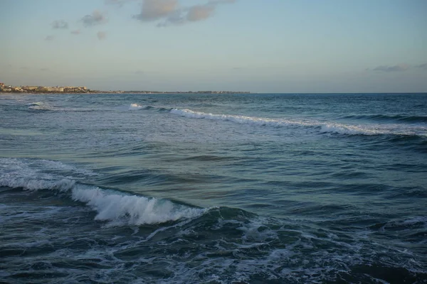 Gros Plan Une Belle Mer Avec Des Vagues Mousseuses Blanches — Photo