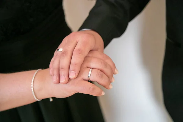 Νύφη Και Γαμπρός Κρατούν Χέρια Βέρες Στα Δάχτυλά Τους — Φωτογραφία Αρχείου
