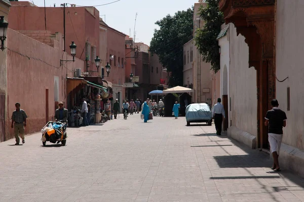 摩洛哥马拉喀什街道上的人群和红色砖房的特写镜头 — 图库照片