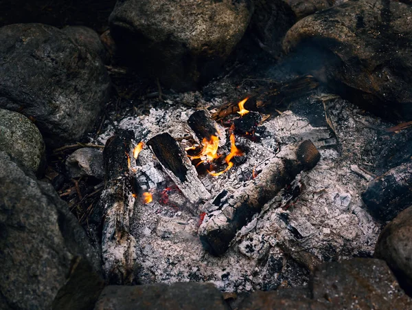 篝火的特写 用燃烧的木片 — 图库照片
