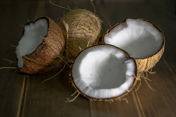 Eine Großaufnahme Von Geöffneter Kokosnuss Auf Braunem Holztisch — Stockfoto