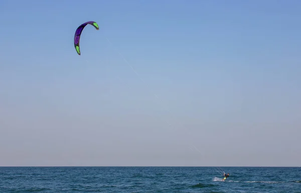 Μαμαμαια Ρουμανια Ιουλ 2021 Άντρας Που Κάνει Kitesurfing Στον Εύξεινο — Φωτογραφία Αρχείου