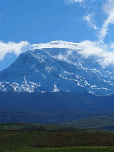 Colpo Verticale Capovolto Una Montagna Innevata Terreno Agricolo — Foto Stock