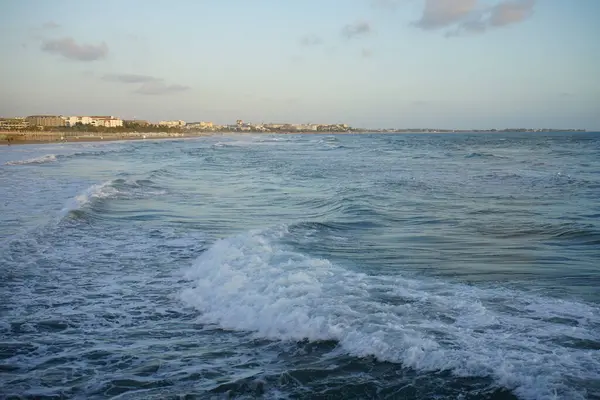 Gros Plan Une Belle Mer Avec Des Vagues Mousseuses Blanches — Photo