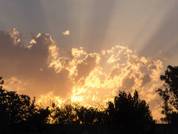 金光闪闪的夕阳西下 景色迷人极了 — 图库照片