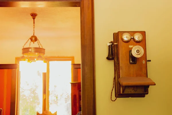 Uma Foto Close Telefone Discagem Antigo Uma Parede Apartamento — Fotografia de Stock