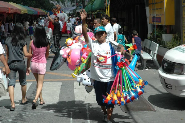 Manila Filipinas Outubro 2006 Close Uma Vendedora Com Brinquedos Coloridos — Fotografia de Stock