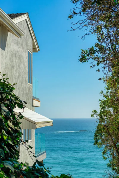 Tiro Vertical Vista Para Mar Com Edifício Árvores Primeiro Plano — Fotografia de Stock