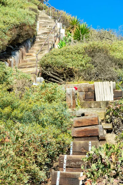 Güneşli Bir Günde Dar Merdivenli Bir Sahil Manzarasının Dikey Görüntüsü — Stok fotoğraf