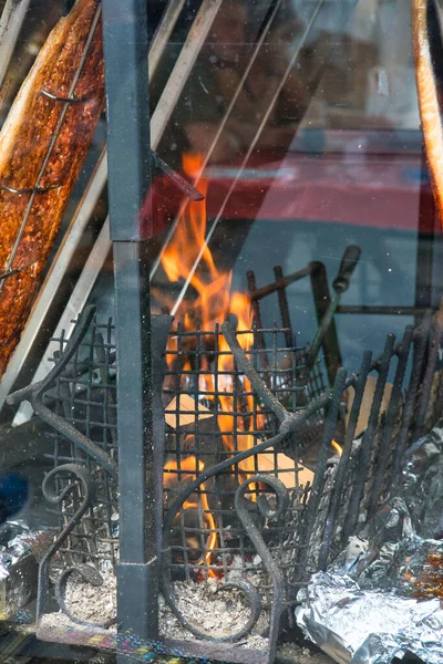 在节庆市场上一道烤鲑鱼的垂直镜头 — 图库照片