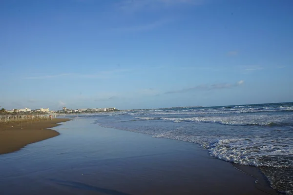 Une Belle Mer Avec Des Vagues Roulant Écrasant Sur Une — Photo