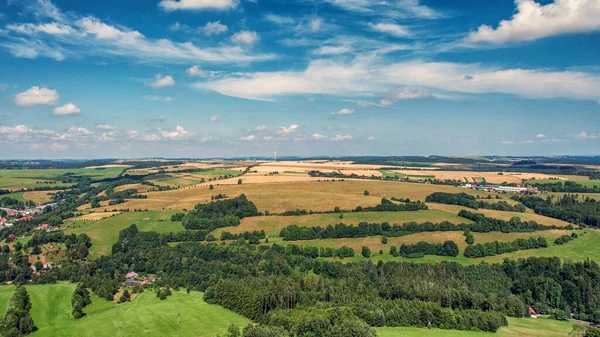 Ett Landskap Åkergrödor Som Täcks Grönska Blå Molnig Himmel — Stockfoto