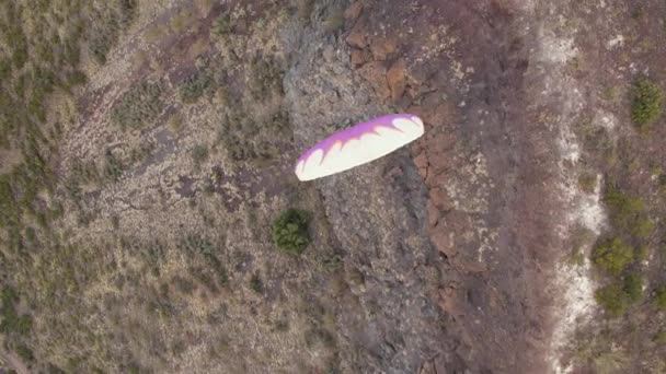 Vue Aérienne Homme Parapente Sur Les Montagnes — Video