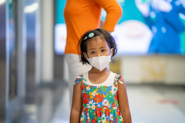 Tiro Foco Raso Uma Menina Bonita Sudeste Asiático Vestindo Uma — Fotografia de Stock