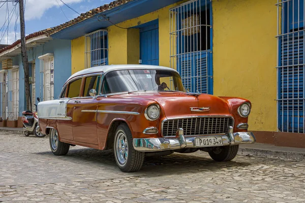 Trinidad Cuba Oct 2020 Closeup Shot Car Buildings Narrow Street — стокове фото