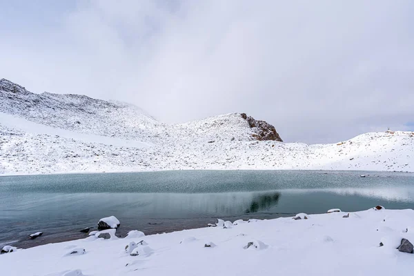 美丽的冬季风景 冰封的湖面和雪山 — 图库照片