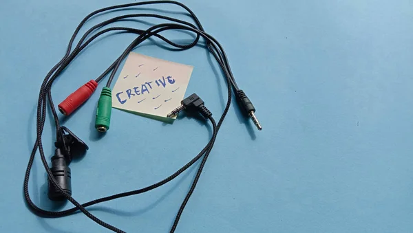 Een Weergave Van Een Kleine Microfoon Met Een Kabel Een — Stockfoto