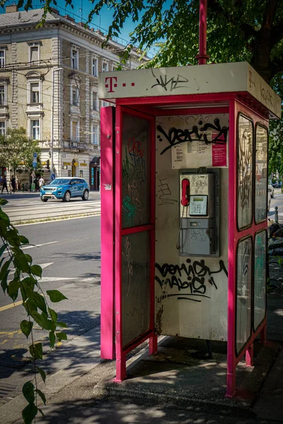 Budapest Węgry Sierpnia 2021 Bardzo Stara Budka Telefoniczna Ulicach Budapesztu — Zdjęcie stockowe