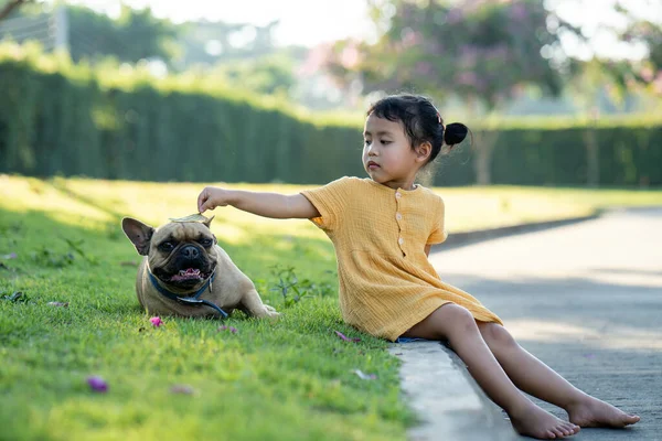 Tiro Foco Raso Uma Menina Bonita Sudeste Asiático Com Seu — Fotografia de Stock